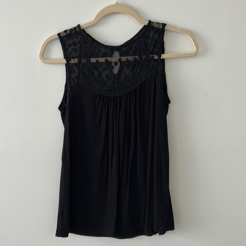 Black sleeveless cotton shirt with lace colored detail